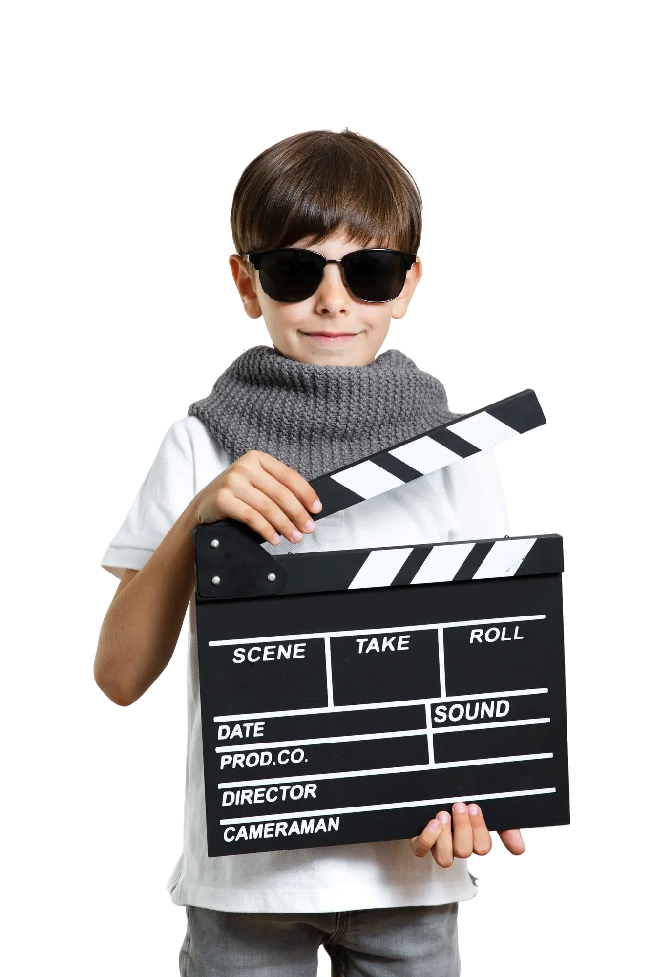 Uśmiechnięte dziecko w okularach przeciwsłonecznych trzymające filmowy klaps