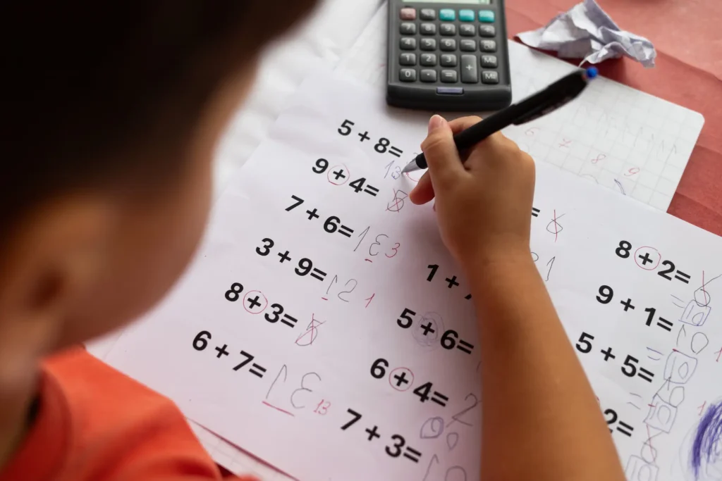 Dziecko rozwiązujące zadania matematyczne