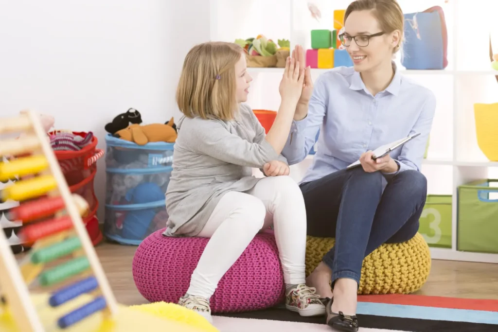 Specjalistka i dziewczynka w gabinecie podczas terapii