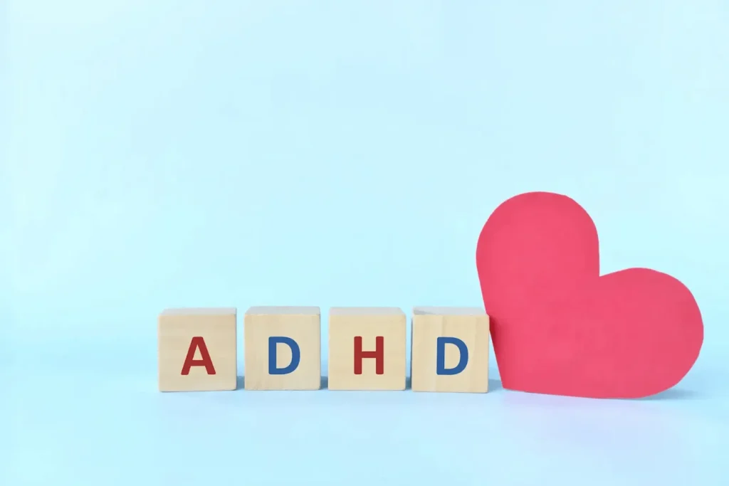 Napis adhd obok serca z papieru